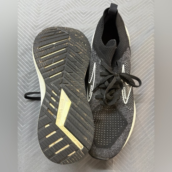 Brooks Women’s Levitate StealthFit GTS 5 Size US 10.5 Black & White - Picture 7 of 9